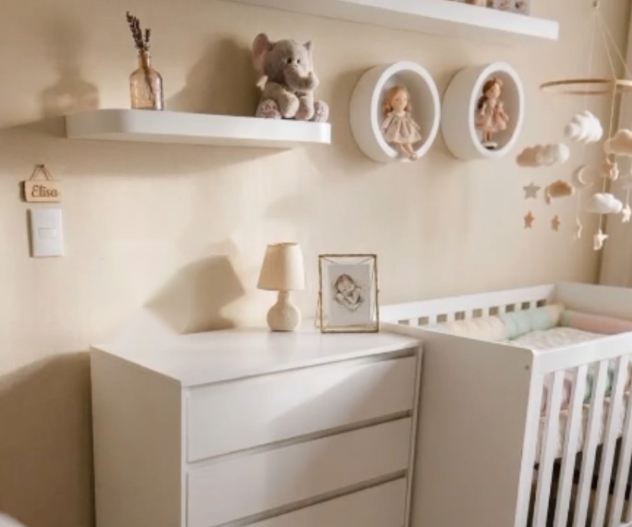 Quarto de bebê em tons claros